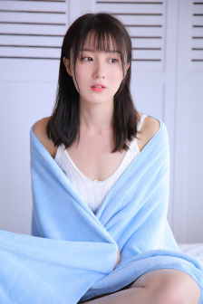 美女解开裙子打屁股视频